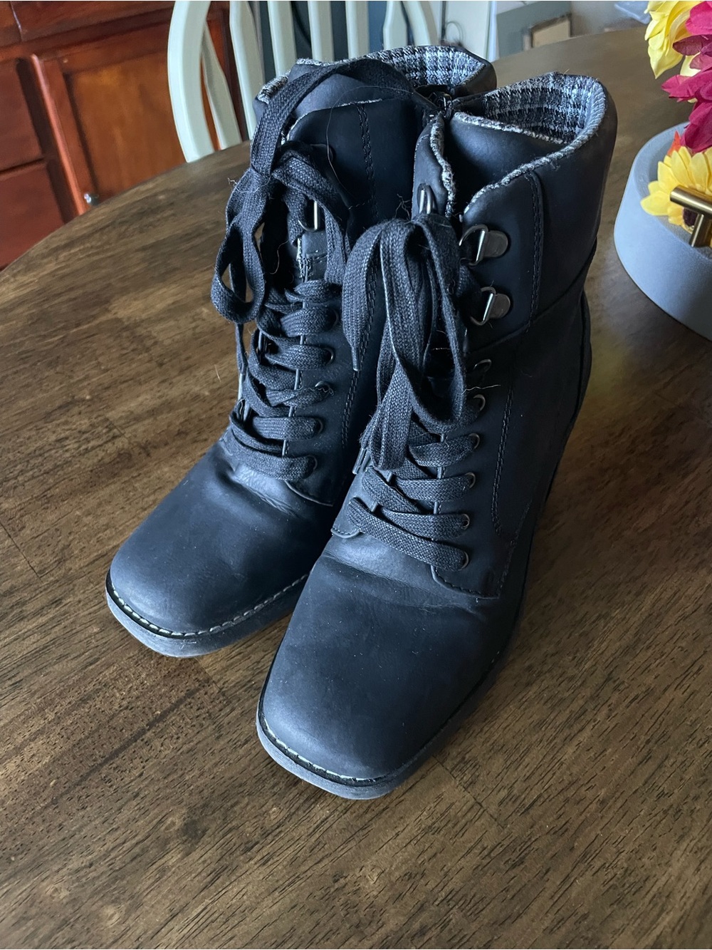 Crown Vintage Black Lace-Up Wedge Ankle Boots – Size 8.5